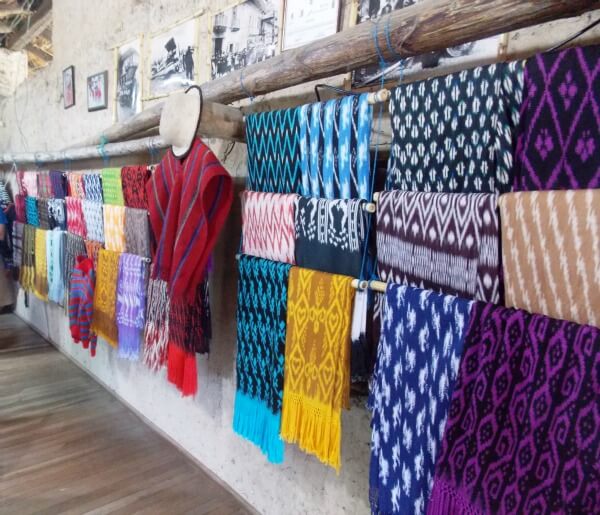 Ikat Weaving and Makana Shawl in Gualaceo Ecuador