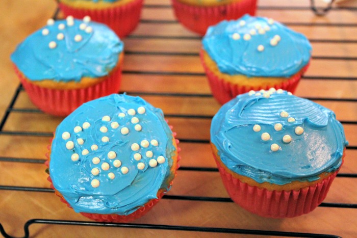 Making Alice in Wonderland Cupcakes