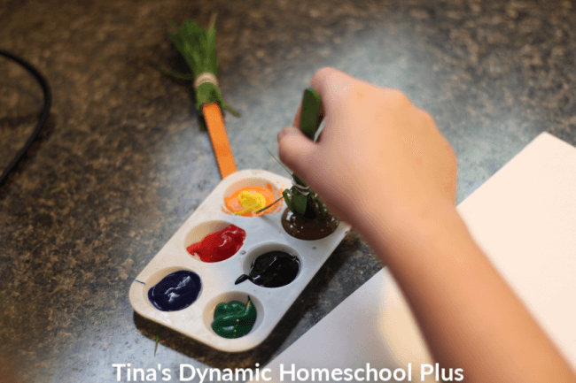 Creating your own diy nature brushes from items on your next nature walk is a fun way to bring science outdoors. Turn all sorts of leaves and flowers into beautiful rustic paintings. Look how to make easy nature paint brushes with kids. CLICK HERE!  
#diynaturebrushes #homeschoolnature #natureforkids #nature #scienceforkids #handsonnature #handsonart